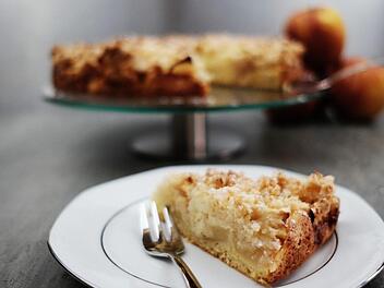 Die Kokosflocken geben dem Kuchen eine ganz besondere Note. Foto: Landmadla