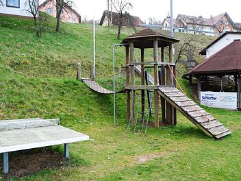 Der Zahn der Zeit hat schwer an den Spielgeräten auf dem SV-Sportplatzgelände Riedenberg genagt. Mit einer 50-prozentigen Unterstützung der Anschaffungskosten durch die  Gemeinde werden nun Sanierungsmaßnahmen durchgeführt und drei neue Spielgeräte angeschafft werden. Foto: Evelyn Schneider