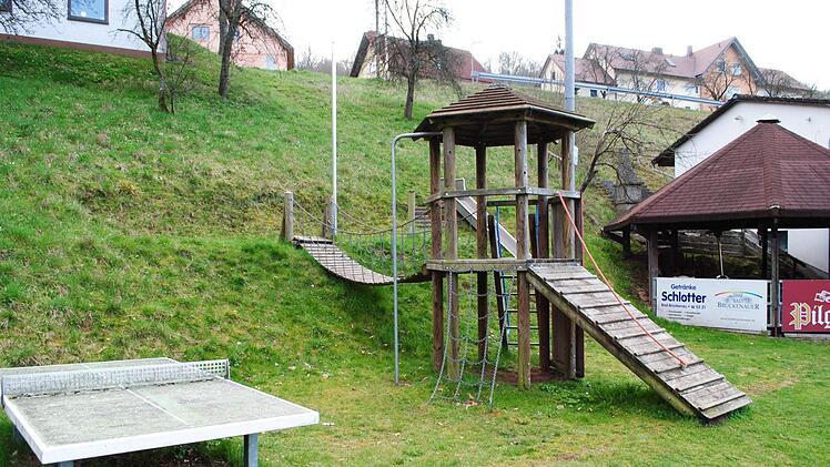 Der Zahn der Zeit hat schwer an den Spielgeräten auf dem SV-Sportplatzgelände Riedenberg genagt. Mit einer 50-prozentigen Unterstützung der Anschaffungskosten durch die  Gemeinde werden nun Sanierungsmaßnahmen durchgeführt und drei neue Spielgeräte angeschafft werden. Foto: Evelyn Schneider