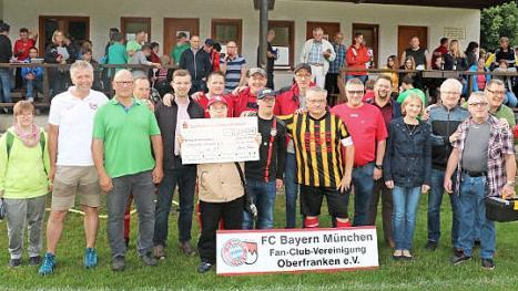 2300 Euro konnten nach Ende des Spiels an die Lebenshilfe Kronach übergeben werden.