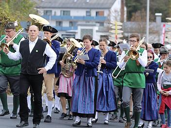 Der Musikzug Wildflecken (in grün) und die Bläservereinigung Markt Burkardroth (in blau) sind immer wieder gemeinsam unterwegs.Sebastian Schmitt