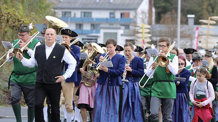 Der Musikzug Wildflecken (in grün) und die Bläservereinigung Markt Burkardroth (in blau) sind immer wieder gemeinsam unterwegs.Sebastian Schmitt