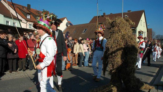 Effeltricher Faselecken ("Fosaleggn"): Am Faschingssonntag geht's richtig bärig zu. Handschuh