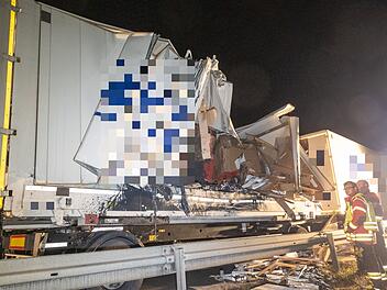 A70 bei Knetzgau: Verlorener Anh&auml;nger l&ouml;st Tr&uuml;mmerfeld aus