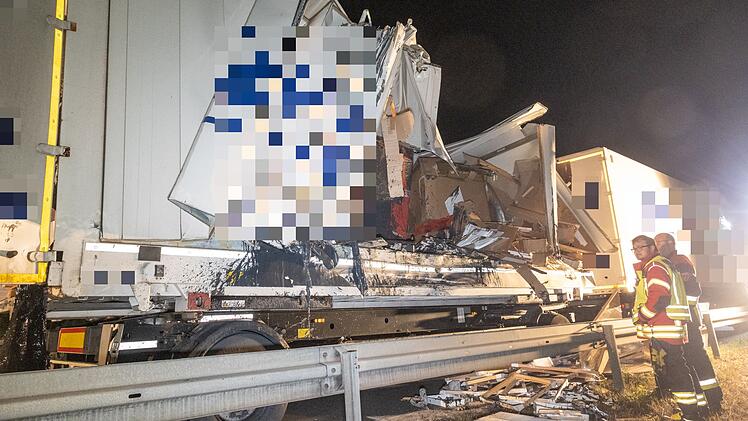 A70 bei Knetzgau: Verlorener Anh&auml;nger l&ouml;st Tr&uuml;mmerfeld aus