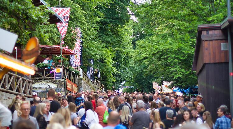 Auf OB-Wunsch: Kein Banner gegen Rassismus am Annafest mehr