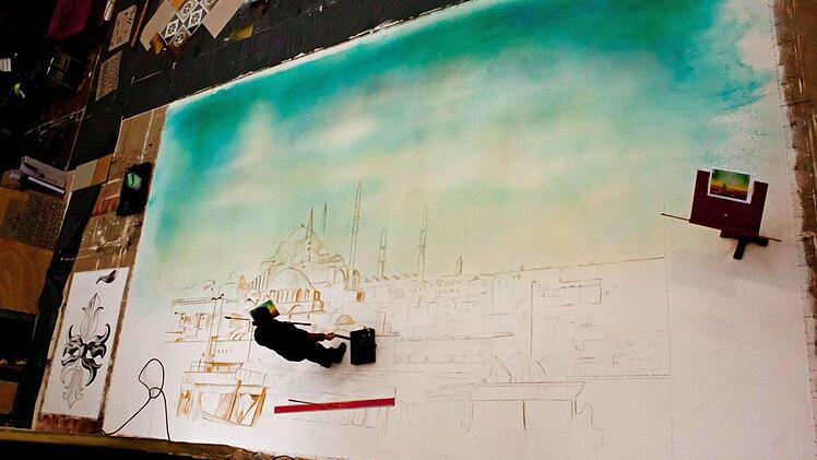 Blick von der Galerie des Malsaals auf einen entstehenden Bühnenprospekt für den "Barbier von Bagdad".