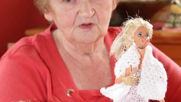 Sieglinde Härtel mit einem ihrer erst kürzlich gehäkelten Barbie-Kleider.