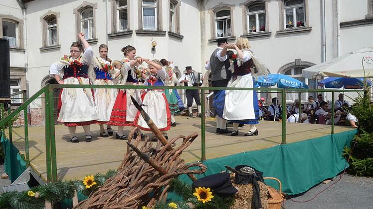Die Tanzgruppe der Gastgeber "Die Rosenbergler Kronach" Foto: Karl-Heinz Hofmann