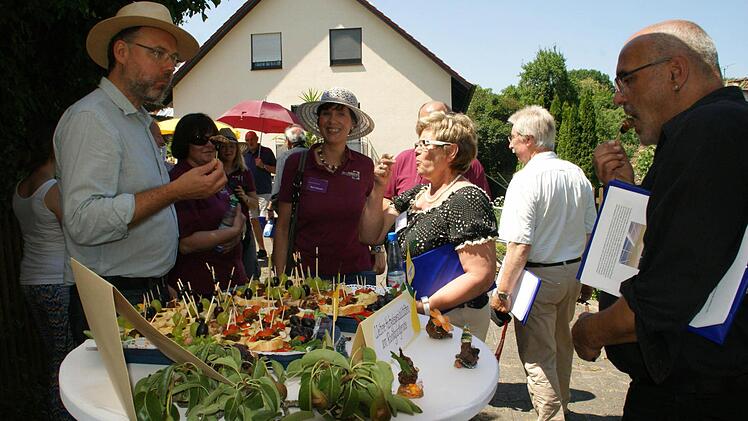 Die Hutzel und die Möglichkeiten ihrer kulinarischen Verarbeitung gehörte in Fatschenbrunn natürlich zum Dorfrundgang dazu. Sogar Hutzelpesto und ein eigenes Müsli haben die Fatschenbrunner Köchinnen kreiert. Foto: Sabine Weinbeer