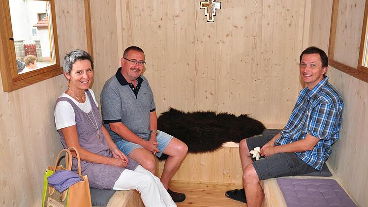 Heiliger Boden inmitten einer profanen Welt - das ist die Pilgerkirche, mit der Pastoralreferent Volker Krieger aus Knetzgau (rechts) in Kürze zu den Menschen unterwegs sein wird. Mit im Bild Andrea und Wolfgang Benzinger, die von der Idee begeistert sind.