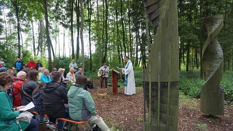 Jede Person ist unverwechselbar und einmalig, das stellte Diakon Wolfgang Dömling bei einem Experiment in dem Wortgottesdienst anlässlich zehn Jahre Franziskusweg unter Beweis. Foto: Marion Eckert