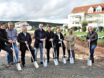 Zum ersten Spatenstich versammelten sich (von links) Michael Wehner , Dr. Stephan Stolln), Landrat Thomas Bold, Bürgermeister Andreas Sandwall, Landtagsabgeordneter Sandro Kirchner, Bauherr Bernhard Wolf, Matthias Kirchner,  sowie Andreas Müller .Sigismund von Dobschütz