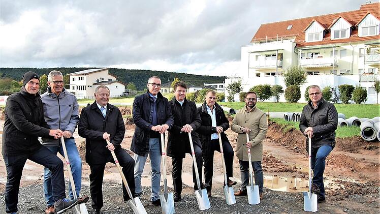 Zum ersten Spatenstich versammelten sich (von links) Michael Wehner , Dr. Stephan Stolln), Landrat Thomas Bold, Bürgermeister Andreas Sandwall, Landtagsabgeordneter Sandro Kirchner, Bauherr Bernhard Wolf, Matthias Kirchner,  sowie Andreas Müller .Sigismund von Dobschütz