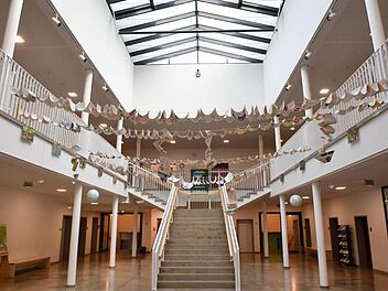Bei der Generalsanierung der Ebracher Realschule erfuhr  auch die Aula eine Neugestaltung. Foto: Ronald Rinklef