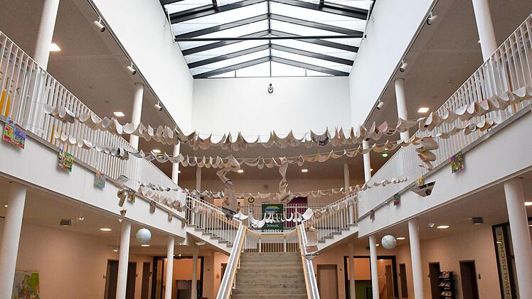 Bei der Generalsanierung der Ebracher Realschule erfuhr  auch die Aula eine Neugestaltung. Foto: Ronald Rinklef