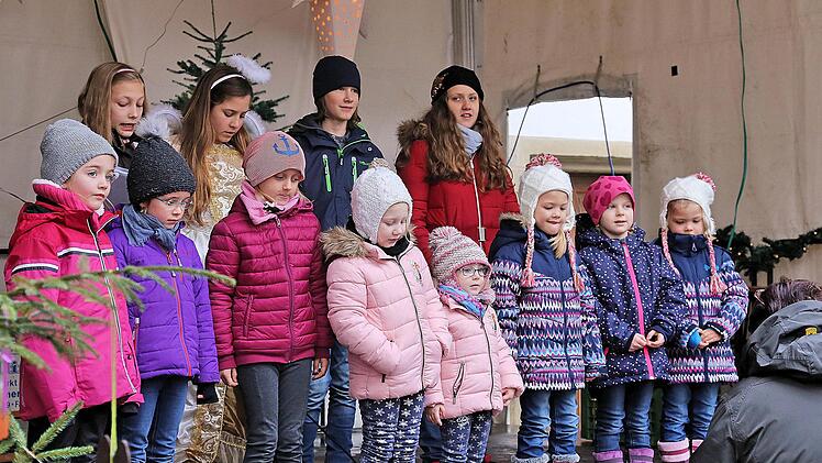 Der Kinder- und Jugendchor der Liedertafel unter der Leitung von Petra Rohracker war bei der Eröffnung mit dabei und bekam natürlich viel Beifall. Foto: Dieter Britz