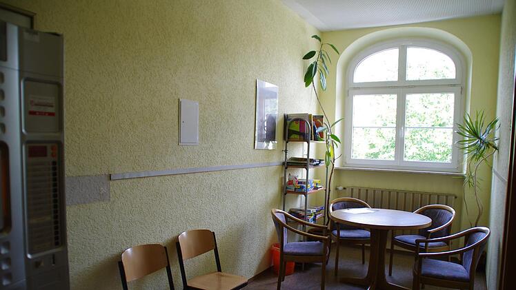 Mitten im Flur: Das "Wartezimmer" für die Eltern. Foto: Marco Meißner