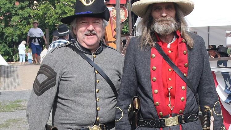 Authentizität ist den Teilnehmer sehr wichtig. Wie auch für Norbert Haas aus Bad Staffelstein und für Heinz Schmitt aus Gerolzhofen, die als Sergeant und Officer der Südstaaten auf dem Festival zu sehen waren. Foto: Michael Stelzner