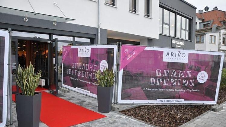 Der neue Komplex aus Hotel, Restaurant und Sch&uuml;lerwohnheim wurde seiner Bestimmung &uuml;bergeben. Foto: Leo H&uuml;hnlein