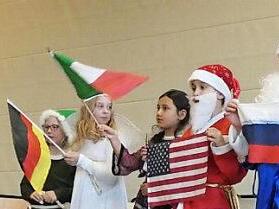 Die Kinder der Grundschule Zeil-Sand pr&auml;sentierten in ihrem Adventsspiel die "Weihnachtskonferenz".  Foto: cl