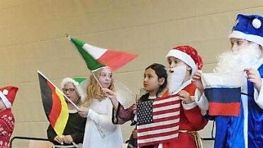Die Kinder der Grundschule Zeil-Sand pr&auml;sentierten in ihrem Adventsspiel die "Weihnachtskonferenz".  Foto: cl