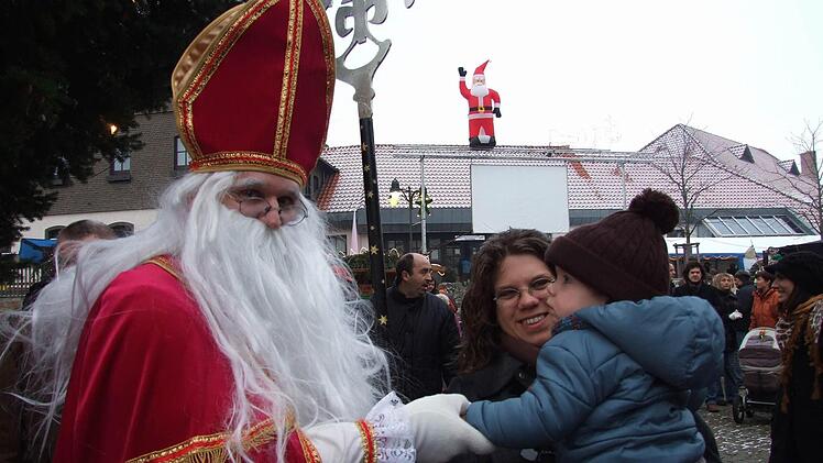 Auch der Nikolaus ist eigens zum Weihnachtsmarkt angereist. Foto: Eckert