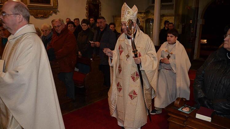 Erzbischof Ludwig Schick beim Einzug in die Klosterkirche. Vorne links Rektor Pater Stefan Obergfell, designierter Provinzial der Mitteleuropäischen Provinz der Oblaten.