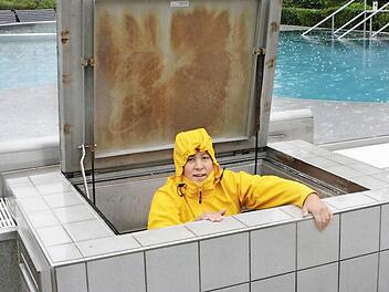 Wasser von allen Seiten: Daniela Maier hat im Märchenbad wohl zur Zeit einen der nassesten Arbeitsplätze in ganz Neustadt. Fotos: Thomas Heuchling