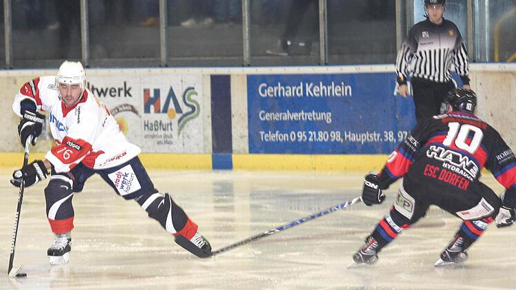 Beppi Eckmair (links) lässt den Dorfener Tobias Brenninger ins Leere laufen. In seinem ersten Spiel im Trikot des ESC Haßfurt gelangen dem 36-Jährigen gleich ein Tor und ein Assist. Die 2:8-Niederlage gegen die "Eispiraten" konnte aber auch er nicht verhindern.