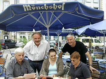 Im Biergarten sichteten sie erste Ergebnisse der Nachforschungen (von links): Frank und Gisela Aylen, das befreundete Ehepaar Voula und Stephanos Stefanidis aus Australien sowie Wolfgang Boller (dahinter, links).   Foto: privat
