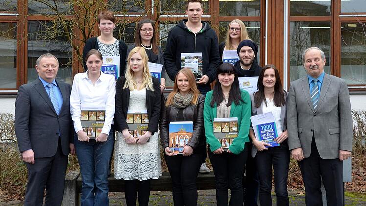 Eingerahmt von Landrat Thomas Bold (links) und den stellvertretenden Berufsschulleiter Torsten Steige (rechts) präsentierten sich die Schulbesten der Winterprüfung 2015. Auf unserem Foto von links in der vorderen Reihe: Tatjana Kneip, Selina Fröhlich, Anna Schleicher, Lena Röder und Lena Gall. In der hinteren Reihe von links: Lisa Haid, Linda Brey, Sven Wahler, Katharina Hildner und mit Mütze Julius Rüb. Krankheitsbedingt verhindert war Philipp Straub.  Foto: Peter Rauch