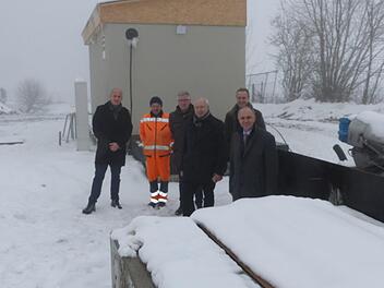 Die Pumpstation Neuensorg ist in Betrieb und befördert das Mischwasser jetzt in die Zentralkläranlage Marienweiher. Unser Bild zeigt (von links) Bauamtsleiter André Weber, Klärwärter Reiner Haber, Steffen Groschupp vom Unternehmen Günther Bau, Geschäftsstellenleiter Michael Laaber, Erich Hahn vom Planungsbüro IBP und Bürgermeister Franz Uome vor dem Pumpwerk. Klaus-Peter Wulf