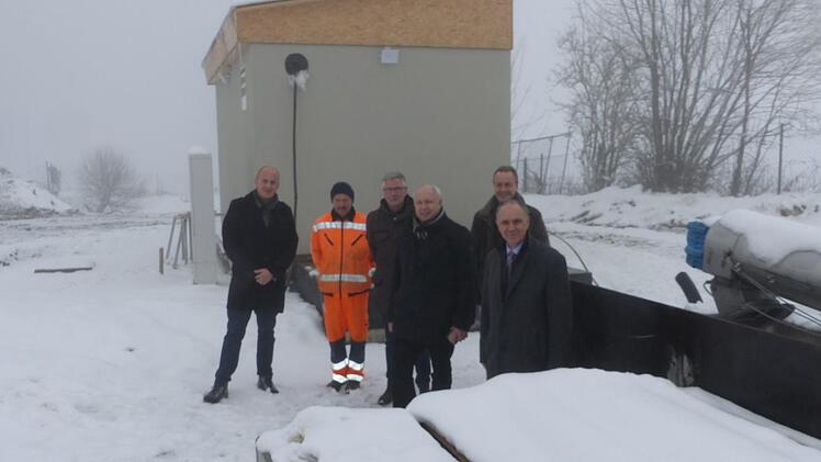 Die Pumpstation Neuensorg ist in Betrieb und befördert das Mischwasser jetzt in die Zentralkläranlage Marienweiher. Unser Bild zeigt (von links) Bauamtsleiter André Weber, Klärwärter Reiner Haber, Steffen Groschupp vom Unternehmen Günther Bau, Geschäftsstellenleiter Michael Laaber, Erich Hahn vom Planungsbüro IBP und Bürgermeister Franz Uome vor dem Pumpwerk. Klaus-Peter Wulf