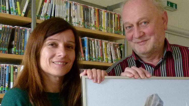 Manfred Koch und Verena Kriest laden mit dem Plakatmotiv von "Le Jardin d'Ewald" zur Filmreihe ein. Fotos: Marion Krüger-Hundrup