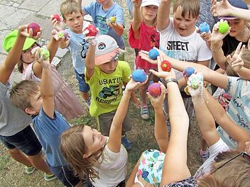Gemeinschaftspflege ist bei Ausflügen der Jugendpflege wichtig. Hier beim Ausflug in den FunPark einer Spielzeugfirma  Foto: Klaus Oelzner