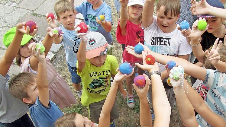 Gemeinschaftspflege ist bei Ausflügen der Jugendpflege wichtig. Hier beim Ausflug in den FunPark einer Spielzeugfirma  Foto: Klaus Oelzner