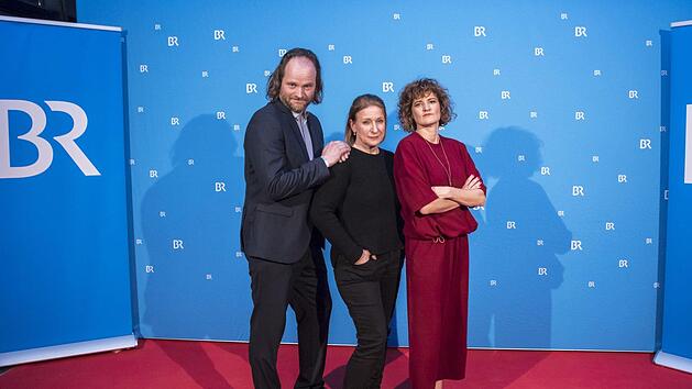 Auf dem roten Teppich: Die Darsteller Andreas Leopold Schadt, Dagmar Manzel und Eli Wasserscheid bei der Premiere des Franken-Tatorts in Bayreuth. Foto: BR/Philipp Kimmelzwinger