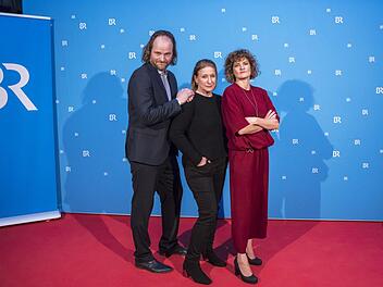 Auf dem roten Teppich: Die Darsteller Andreas Leopold Schadt, Dagmar Manzel und Eli Wasserscheid bei der Premiere des Franken-Tatorts in Bayreuth. Foto: BR/Philipp Kimmelzwinger