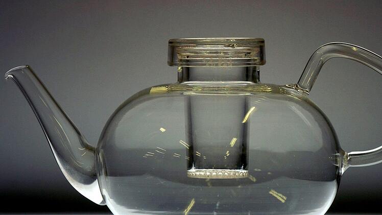 Die berühmte Teekanne von Wilhelm Wagenfeld aus feuerfestem Jenaer Glas - ein Designklassiker des Bauhaus. Jan-Peter Kasper, dpa