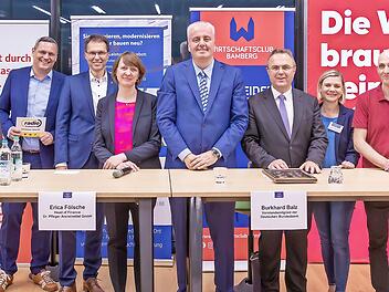 Unser Bild vom Wirtschaftstalk zur Zukunft des Geldes zeigt (von links) Wilfried Kämper, Mischa Salzmann, Thomas Schmidt, Erica Fölsche, Burkhard Balz, Hans-Peter Friedrich, Kerstin Helmrich, Wolfgang Heyder und Sascha Dorsch.