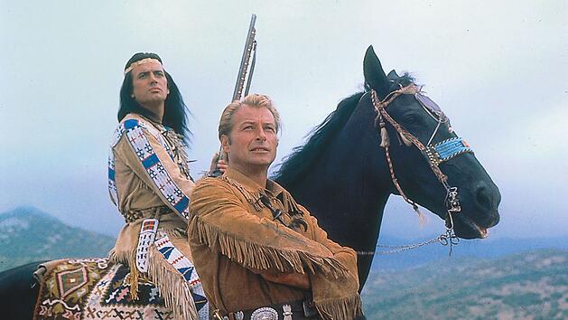 Sie ritten Seite an Seite in die deutsche Kinogeschichte: Die Blutsbr&uuml;der Winnetou (Pierre Brice, links) und Old Shatterhand (Lex Barker) in "Winnetou 2. Teil".