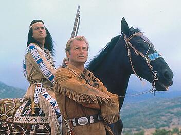 Sie ritten Seite an Seite in die deutsche Kinogeschichte: Die Blutsbr&uuml;der Winnetou (Pierre Brice, links) und Old Shatterhand (Lex Barker) in "Winnetou 2. Teil".
