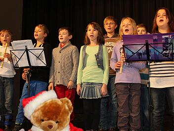 Der Kinderchor unter Leitung von Johannes Eirich erfreute mit adventlichen Liedern. Foto: may