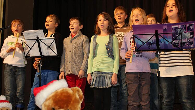 Der Kinderchor unter Leitung von Johannes Eirich erfreute mit adventlichen Liedern. Foto: may