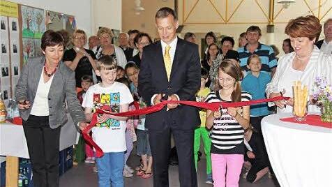Die Schüler Edward und Vanessa helfen Bürgermeisterin Meyerdierks (rechts), Architekt Stefan Richter und Rektorin Barbara Buz beim Zerschneiden des Bandes.