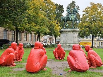 Der Kultursenat lässt sich in der Frage, wo Wang Shugangs Kunstwerk "Meeting" dauerhaft stehen soll, Zeit. Zu viel Zeit, findet Alexander Ochs-Barwinek, der das Exponat nach Bamberg gebracht hat. Foto: Ronald Rinklef