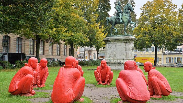 Der Kultursenat lässt sich in der Frage, wo Wang Shugangs Kunstwerk "Meeting" dauerhaft stehen soll, Zeit. Zu viel Zeit, findet Alexander Ochs-Barwinek, der das Exponat nach Bamberg gebracht hat. Foto: Ronald Rinklef