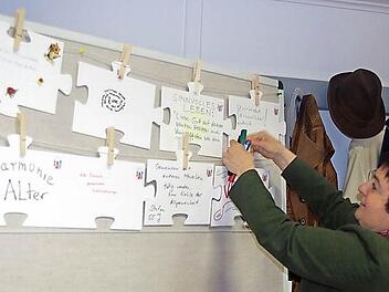 KAB-Diözesansekretärin Maria Gerstner trug die Puzzleteile zum Thema "gute Arbeit - sinnvoll leben" zusammen. Fotos: Heike Schülein