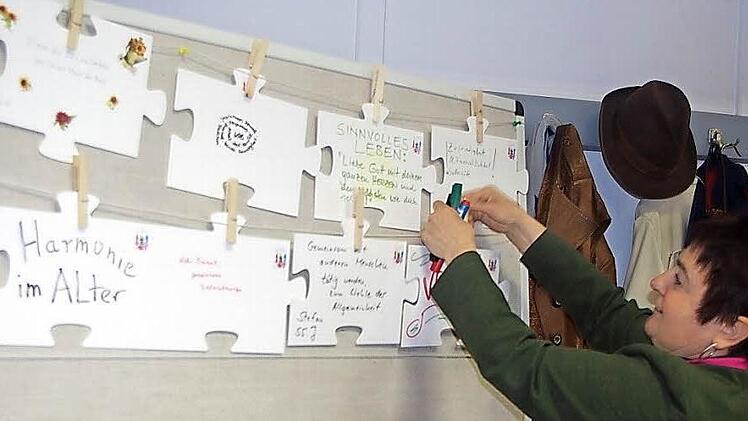 KAB-Diözesansekretärin Maria Gerstner trug die Puzzleteile zum Thema "gute Arbeit - sinnvoll leben" zusammen. Fotos: Heike Schülein